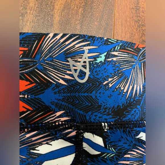 MinkPink women’s large Move 7/8 leggings, feather leaf print, blue orange white - Picture 4 of 12